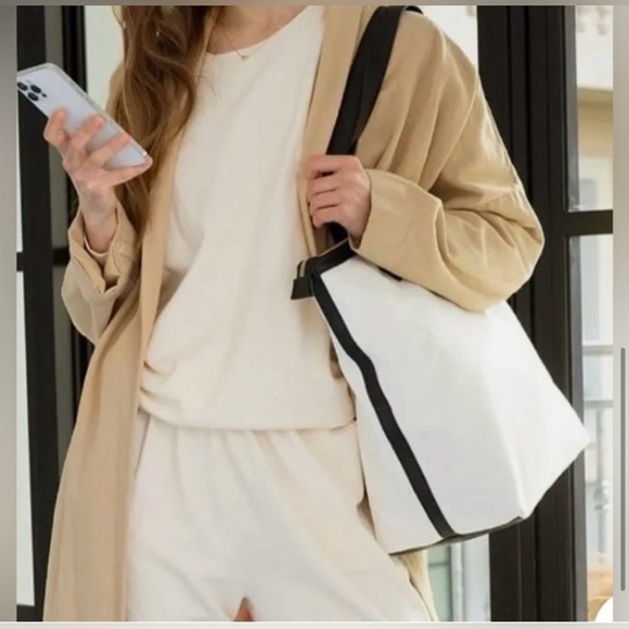 NWT Walter Barker Carly Bag Classic Canvas and Vegan Leather Tote - Picture 2 of 6